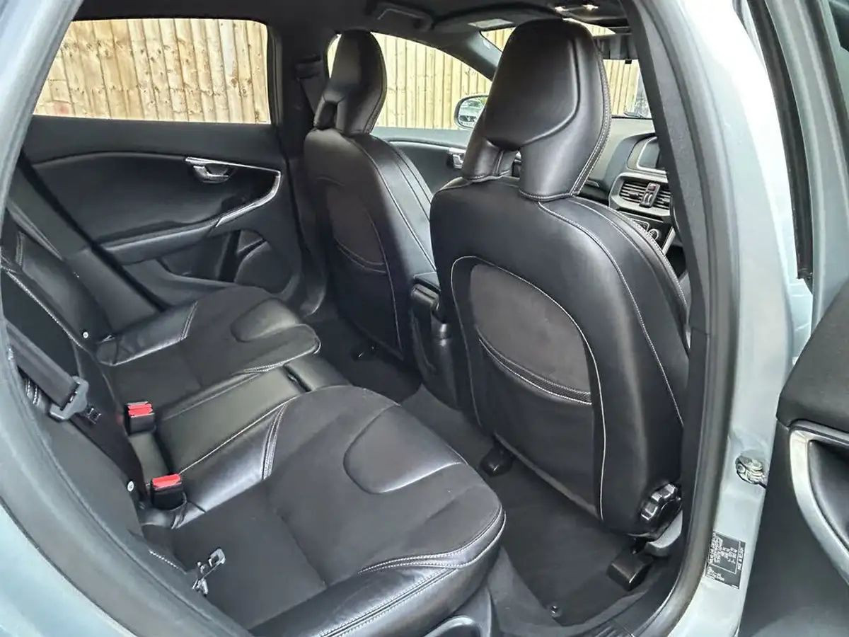 2017-volvo-v40-20td-d3-r-design-nav-plus-big-26