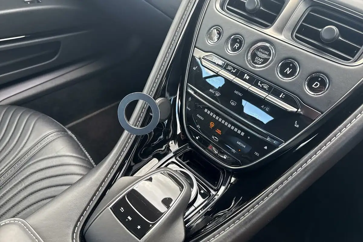 2017-aston-martin-db11-52-v12-launch-edition-big-9