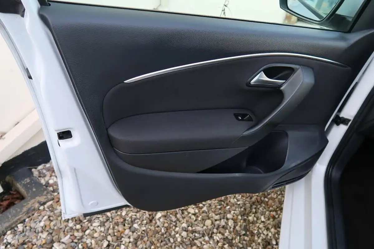 2014-volkswagen-polo-12-tsi-sel-5d-dsg-big-26