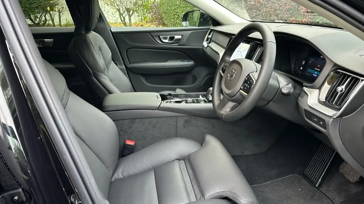 2024-volvo-v60-20-t6-plus-dark-station-wagon-big-8