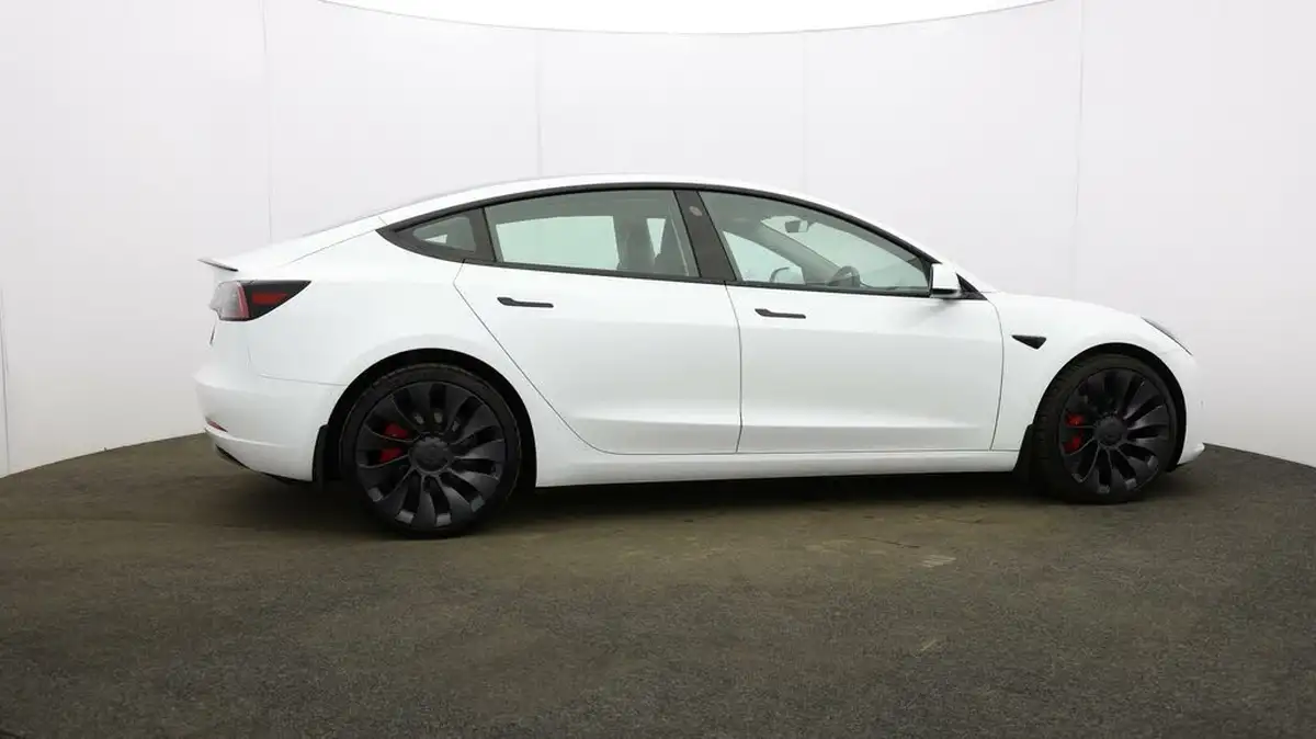2022-tesla-model-3-e-performance-big-48