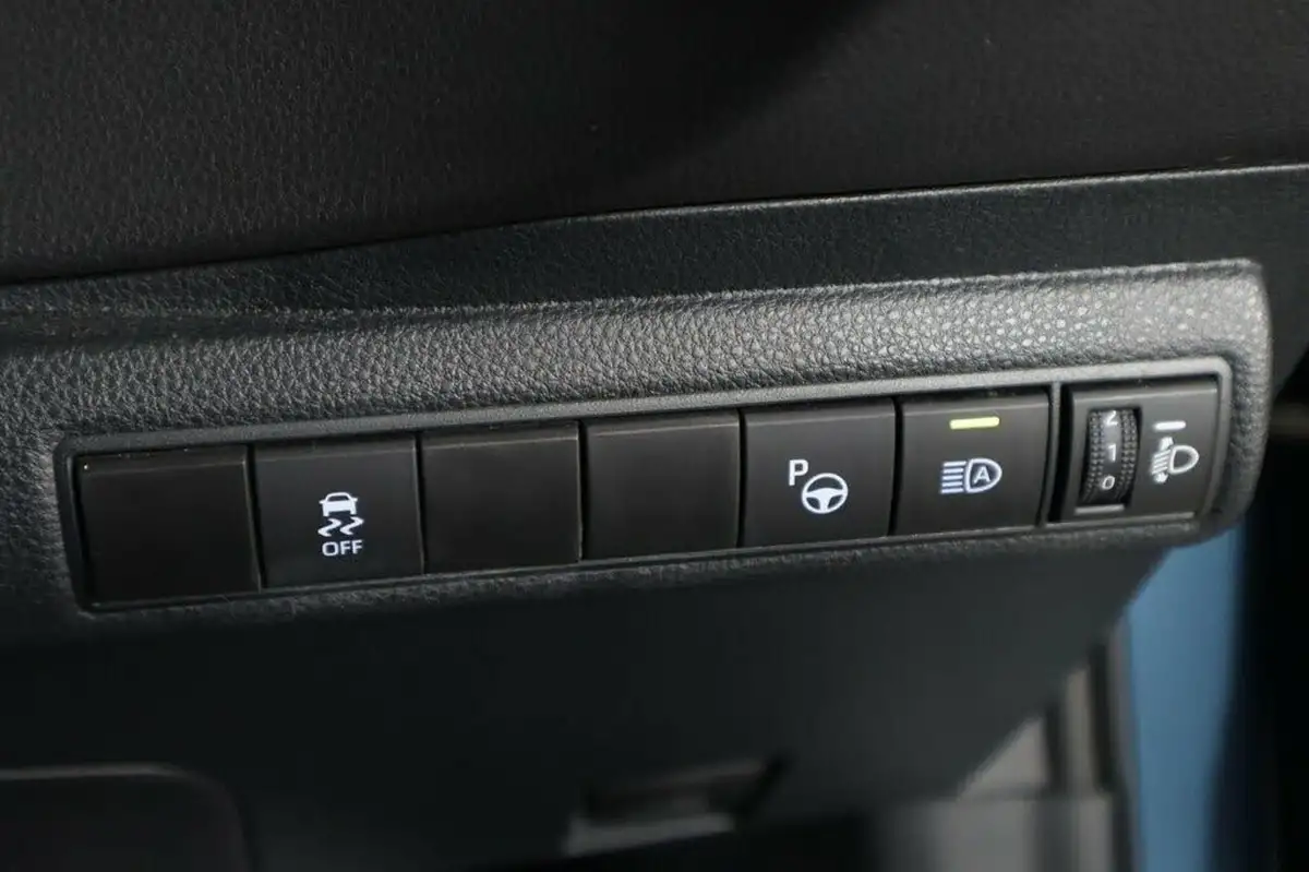 2020-toyota-corolla-18-vvt-i-icon-tech-spare-wheel-touring-sports-5d-big-24
