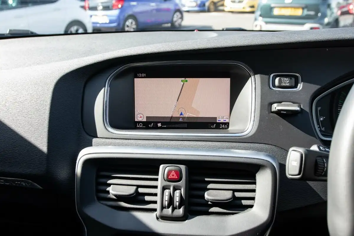 2018-volvo-v40-20td-d2-cross-country-nav-plus-geartronic-big-24