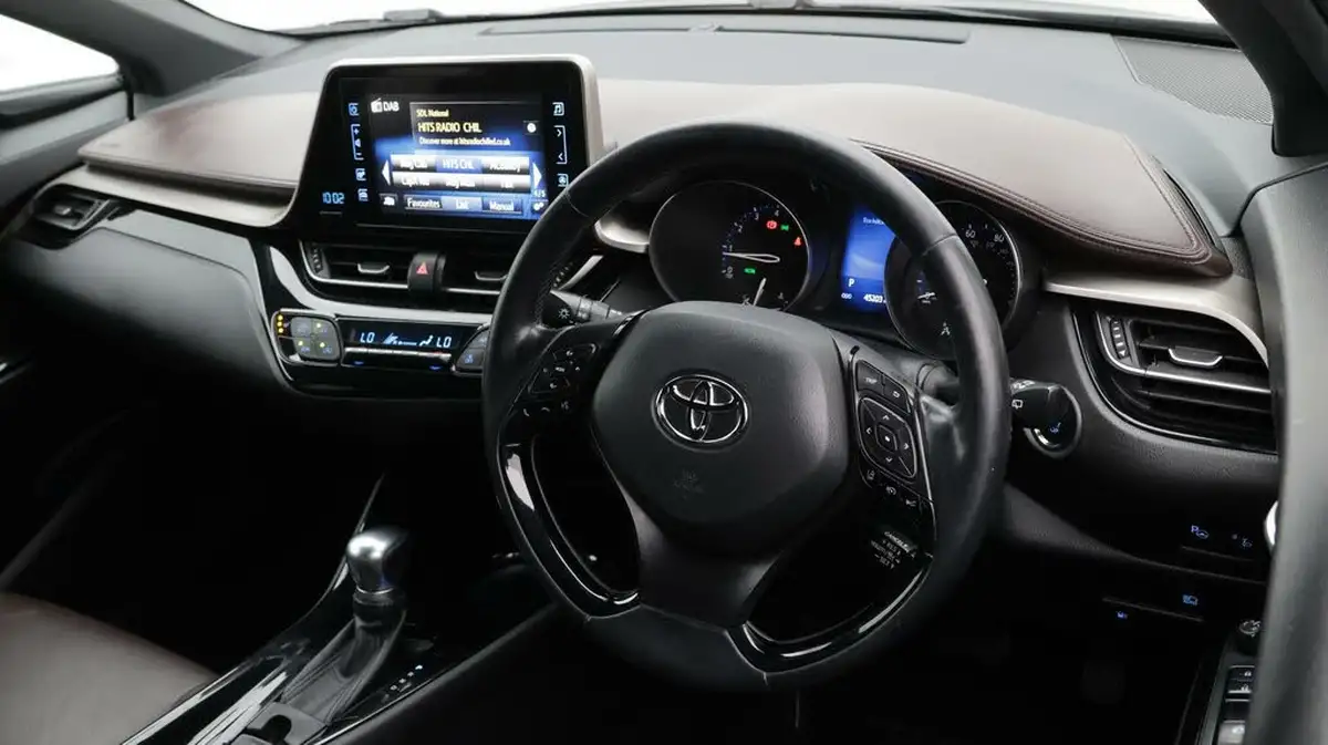 2017-toyota-c-hr-12-excel-awd-cvt-big-9