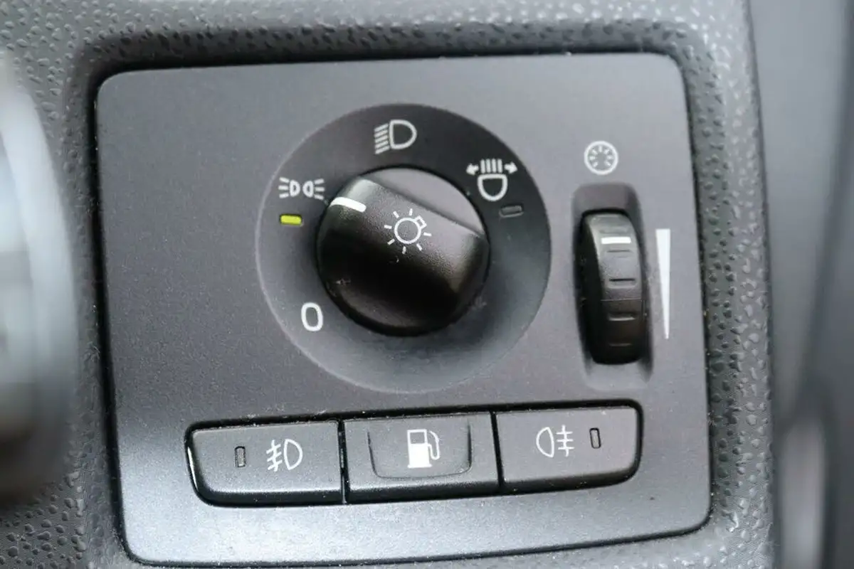 2010-volvo-v50-16td-drive-se-lux-115bhp-big-12