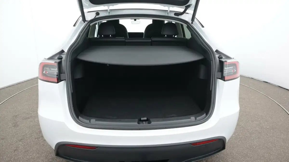 2022-tesla-model-y-e-long-range-big-17