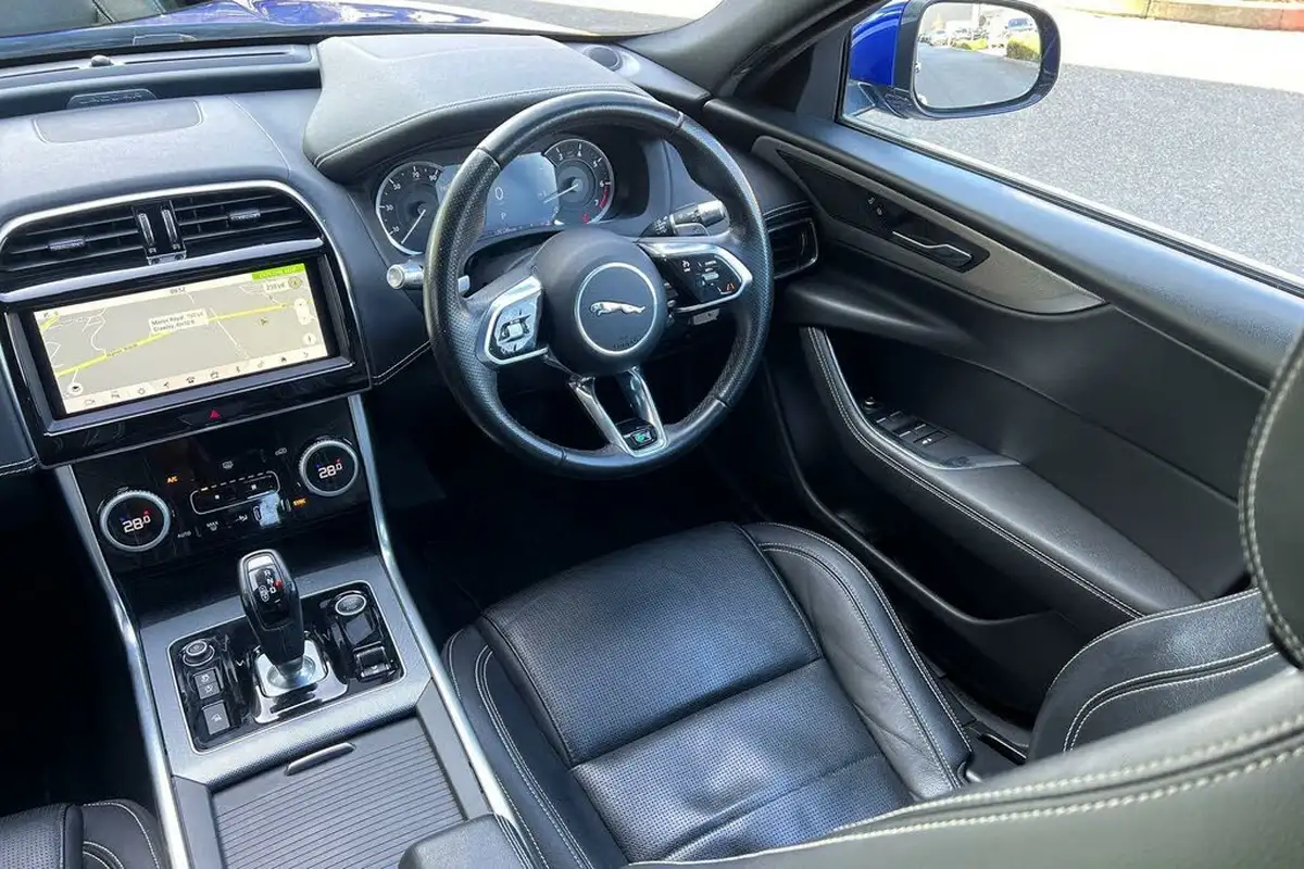 2020-jaguar-xe-20i-r-dynamic-s-250ps-big-25