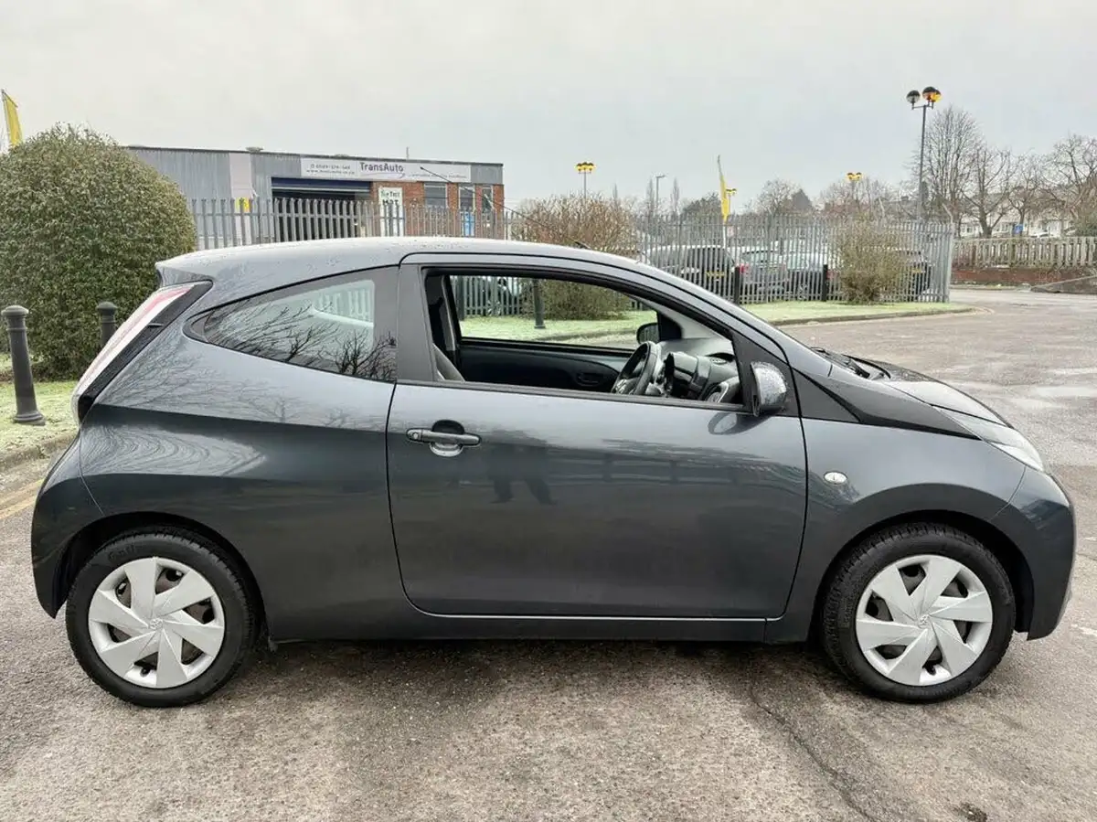 2015-toyota-aygo-10-vvt-i-x-play-3d-big-15