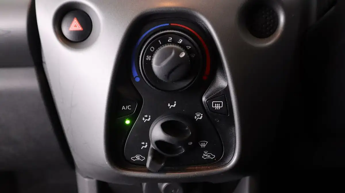 2019-toyota-aygo-10-vvt-i-x-play-tss-x-shift-big-11