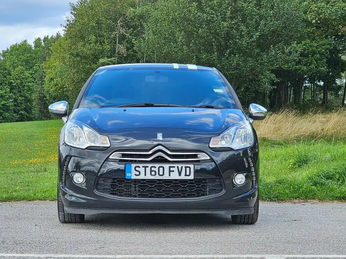 2010-citroen-ds3-16td-black-big-1