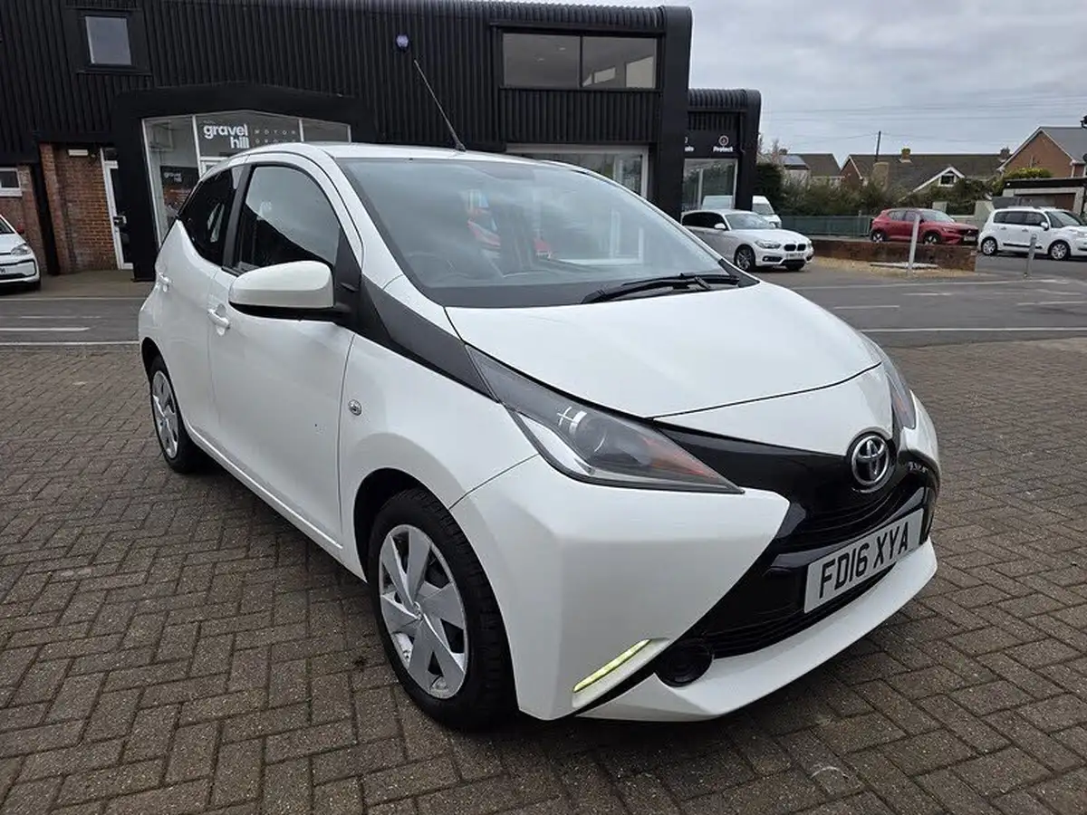 2016-toyota-aygo-10-vvt-i-x-play-68bhp-5d-big-0