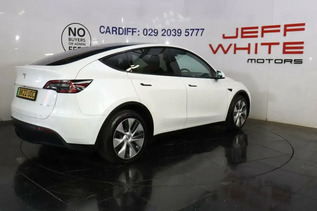 2022-tesla-model-y-e-long-range-big-13