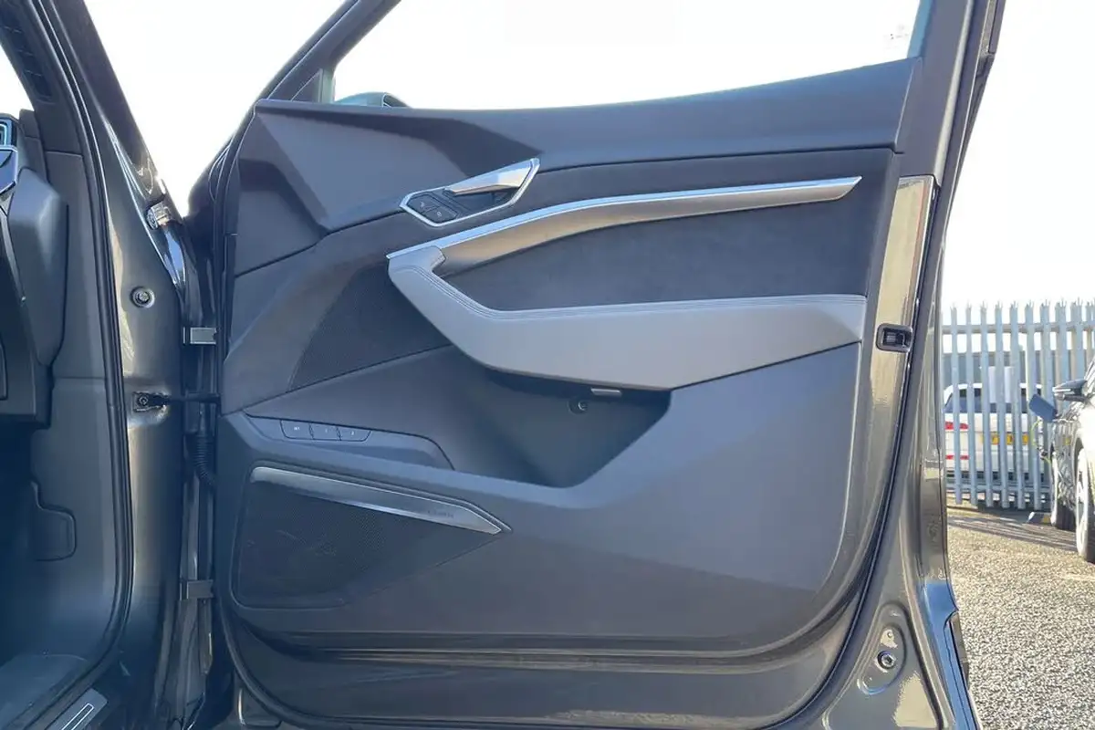 2022-audi-e-tron-50e-s-line-sportback-big-46