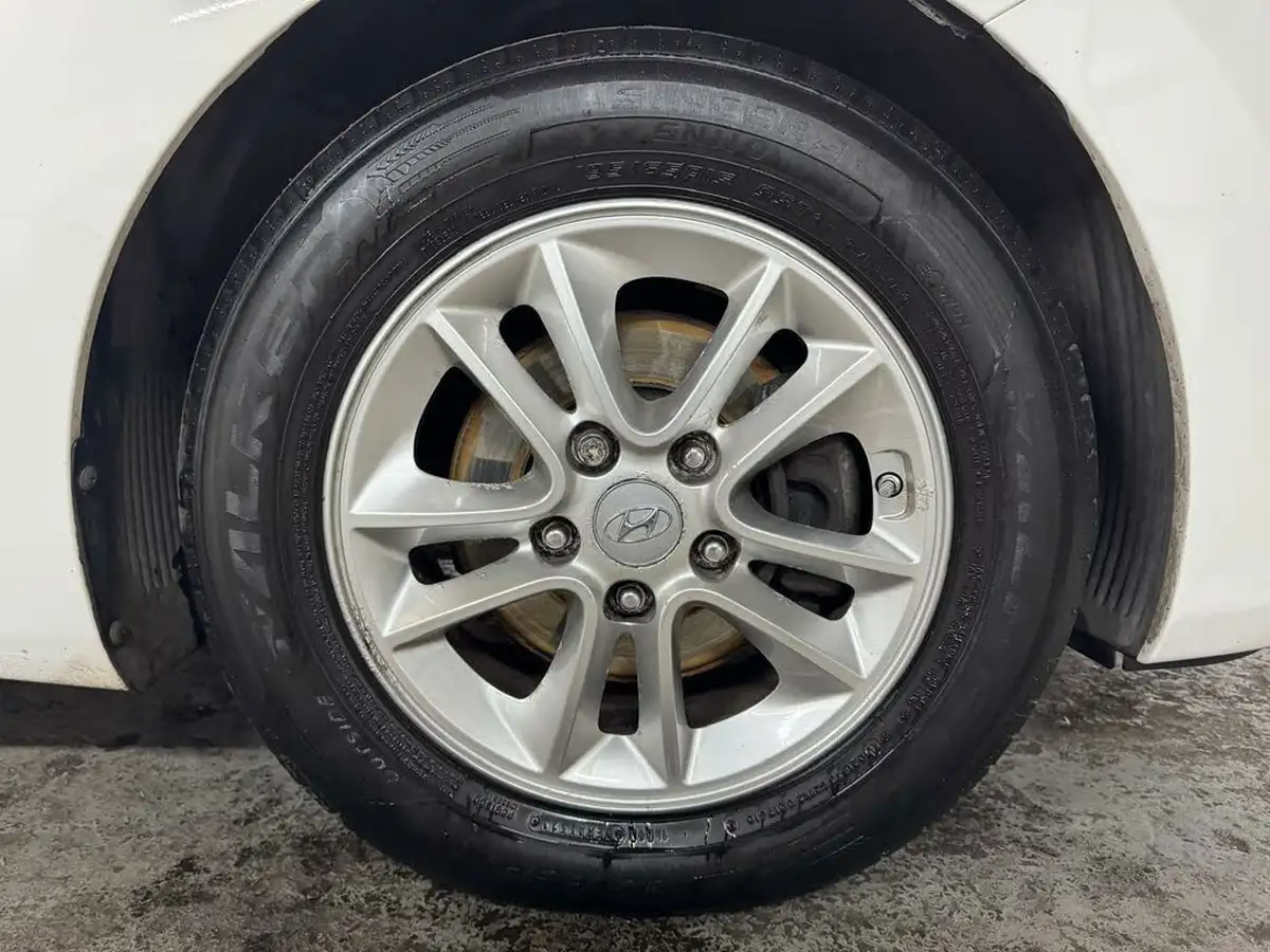 2015-hyundai-i30-14-active-5d-big-48