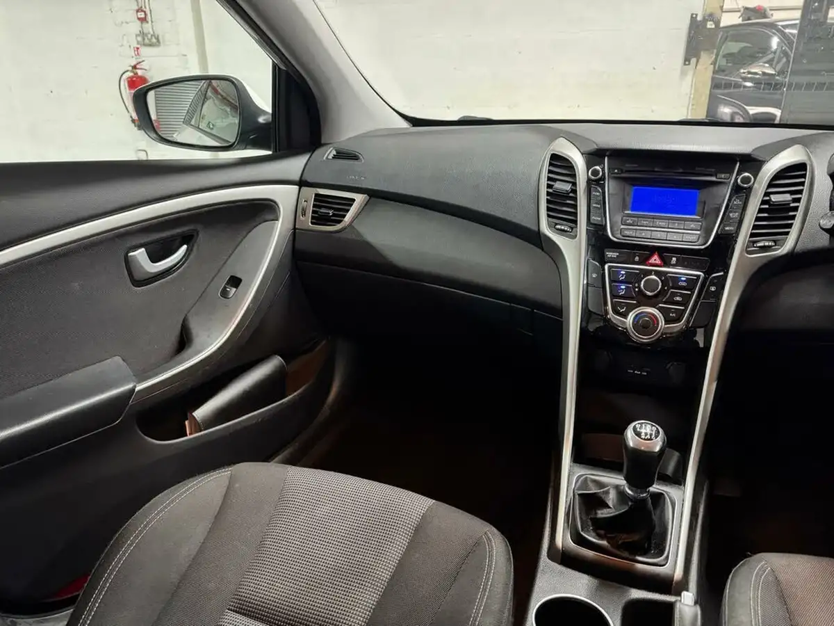 2015-hyundai-i30-14-active-5d-big-24