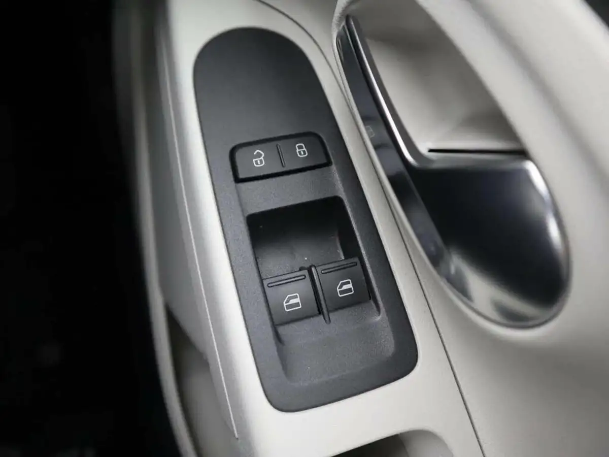 2017-volkswagen-up-10-up-beats-60ps-5d-big-32