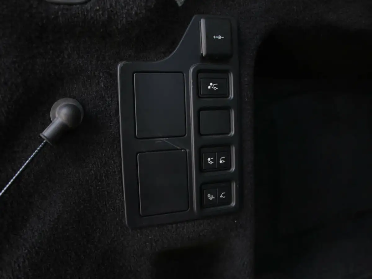 2021-land-rover-discovery-30-d300-commercial-se-big-38