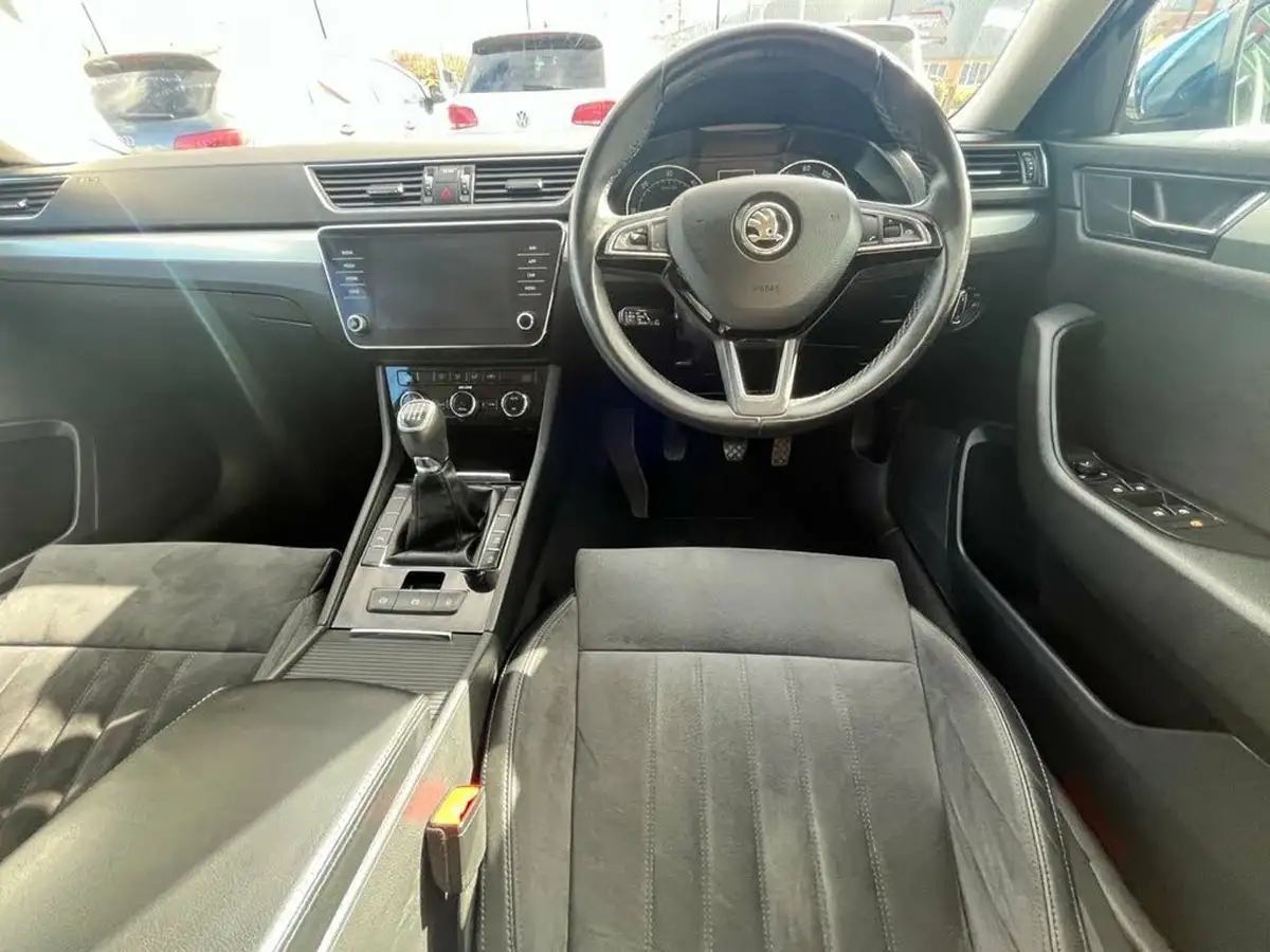 2017-skoda-superb-20tdi-se-technology-hatchback-big-16