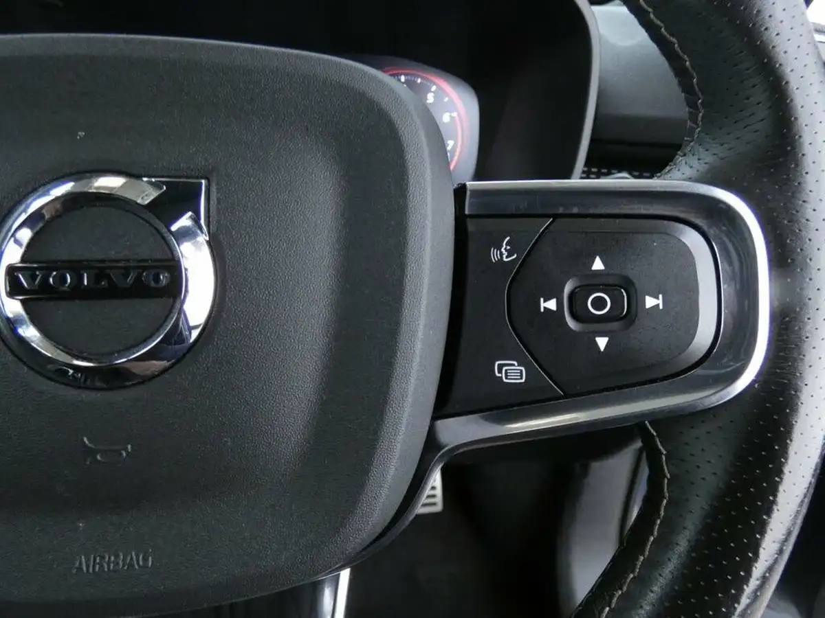 2020-volvo-xc40-15-t3-r-design-geartronic-big-16