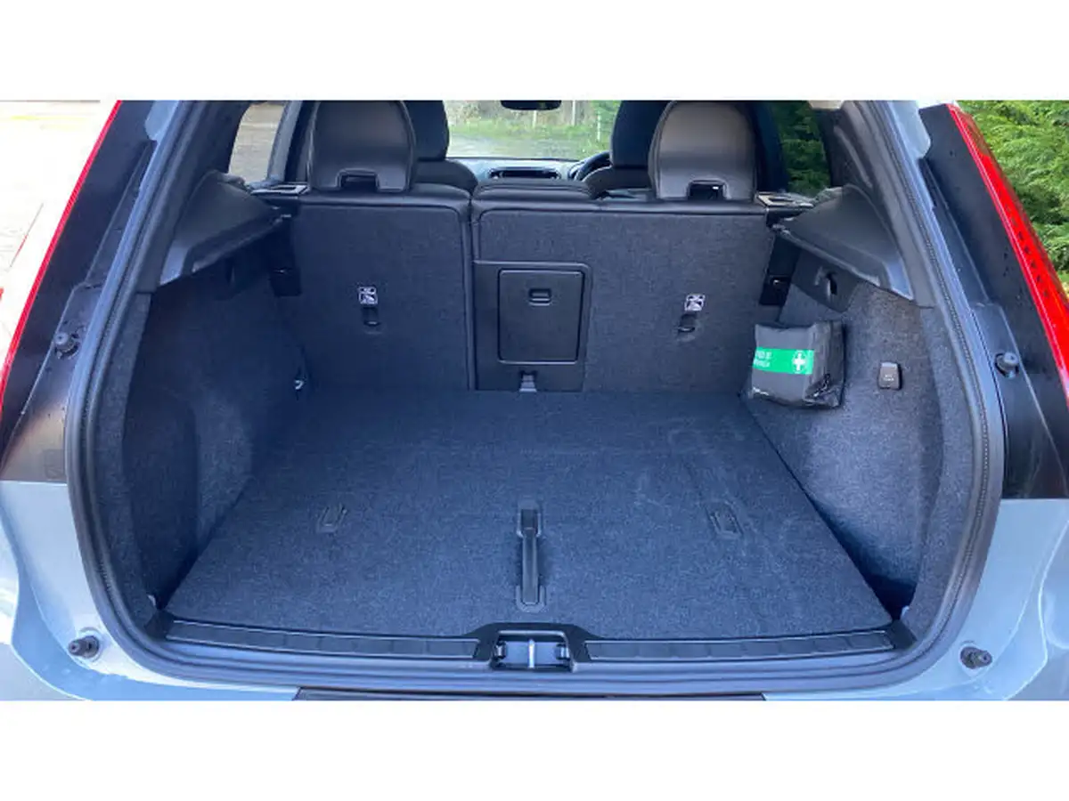 2024-volvo-xc40-20-b4-ultra-bright-big-16