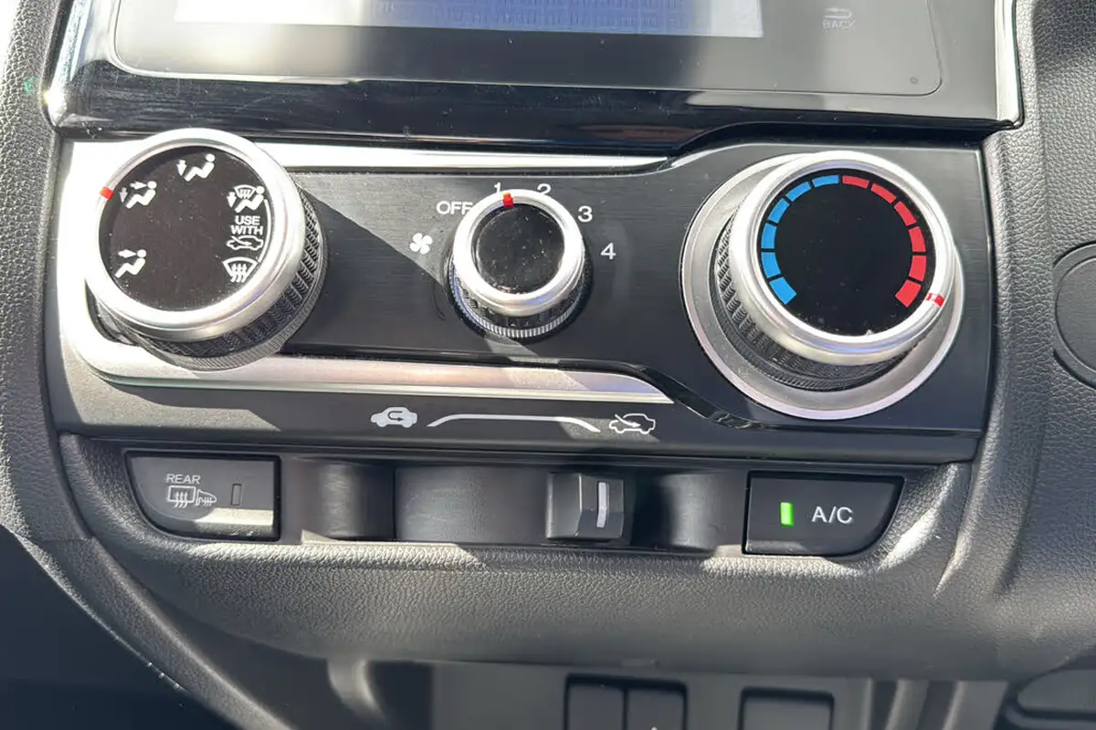 2019-honda-jazz-13-i-vtec-se-navi-cvt-big-14