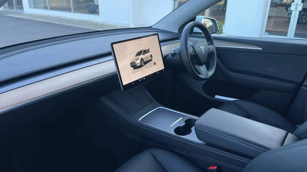 2022-tesla-model-y-e-long-range-big-11