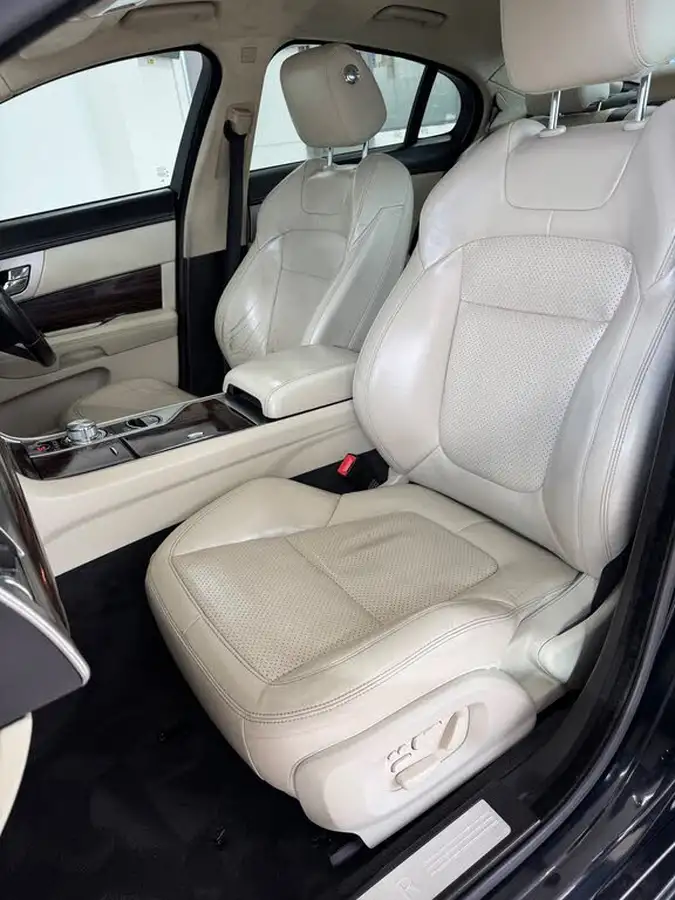 2011-jaguar-xf-30td-s-portfolio-big-10