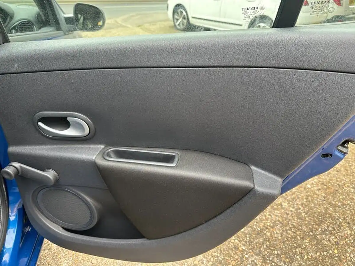 2011-renault-clio-15td-dynamique-tom-tom-15dci-fap-estate-5d-big-11