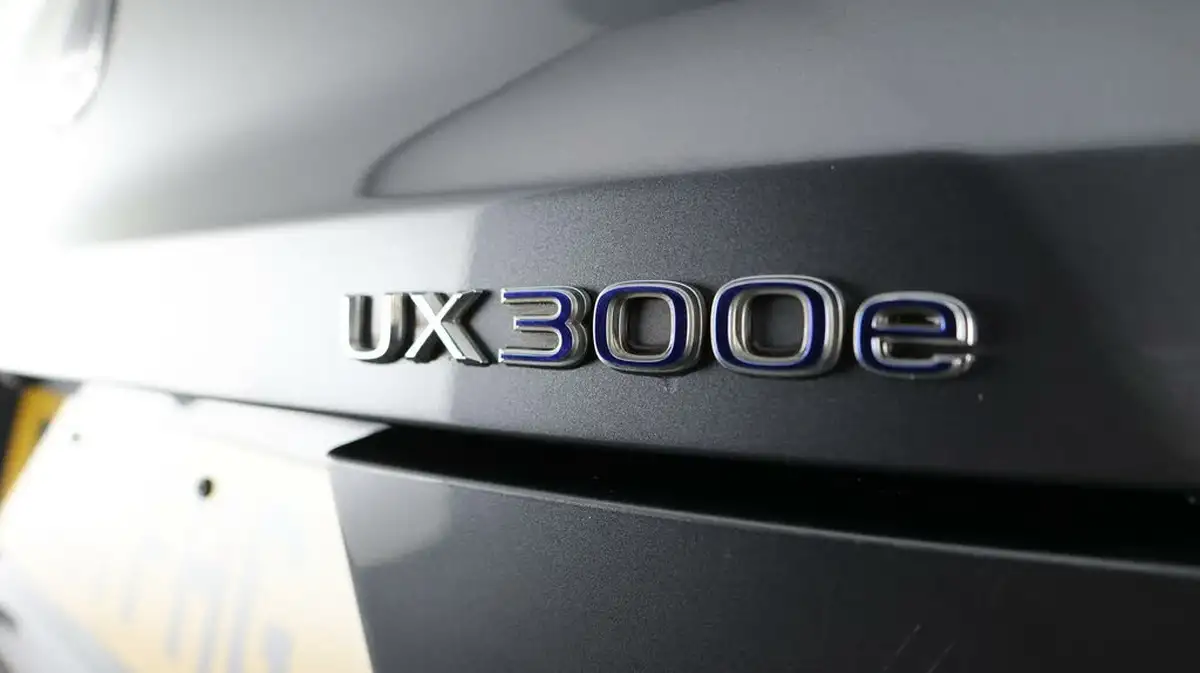 2021-lexus-ux-300e-e-ux-big-19