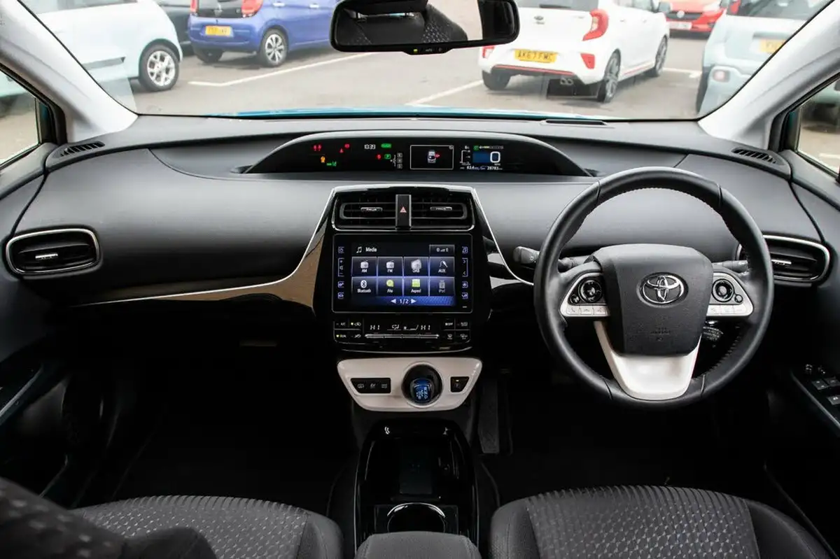 2017-toyota-prius-18-vvt-i-business-edition-plus-solar-roof-big-12