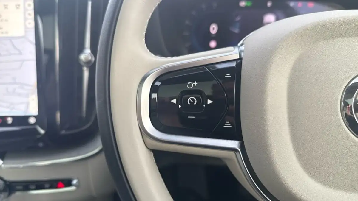 2024-volvo-xc60-20-b5-ultra-dark-big-17