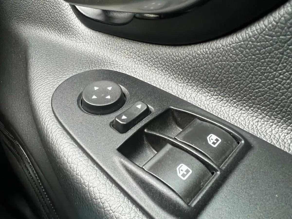 2014-chrysler-ypsilon-12-se-big-26
