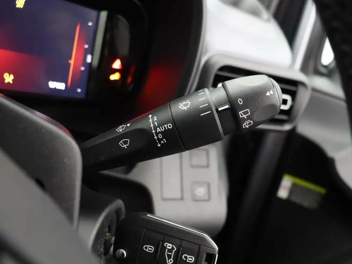 2024-vauxhall-combo-life-e-ultimate-big-45