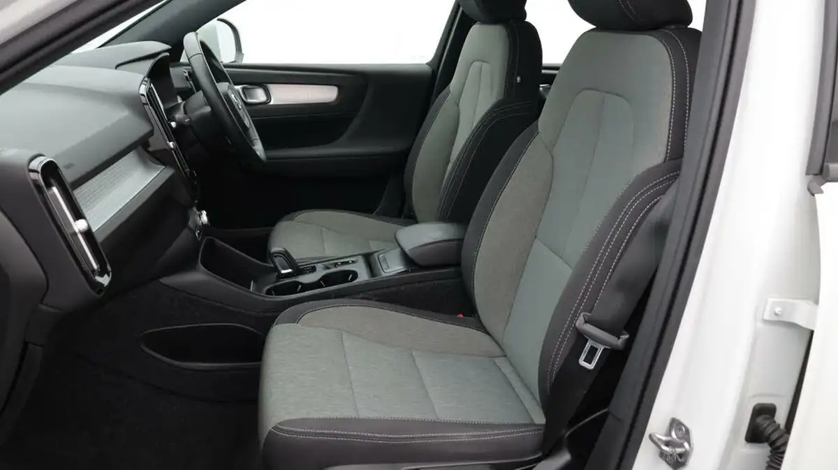 2020-volvo-xc40-20-b4-momentum-big-14