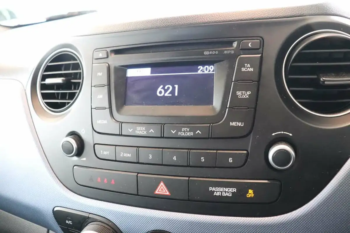 2015-hyundai-i10-12-se-auto-big-36