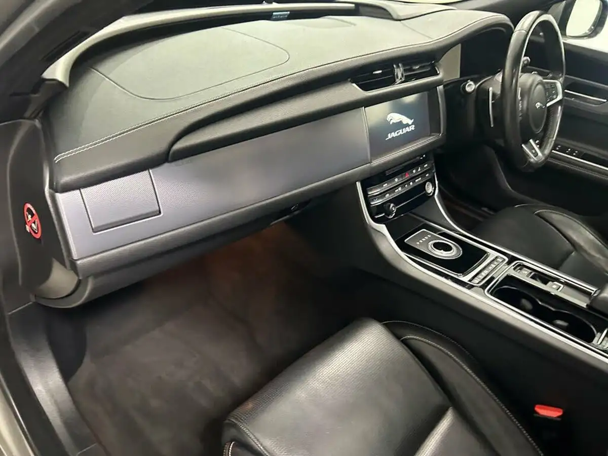 2017-jaguar-xf-20i-r-sport-300ps-awd-saloon-4d-1999cc-big-36
