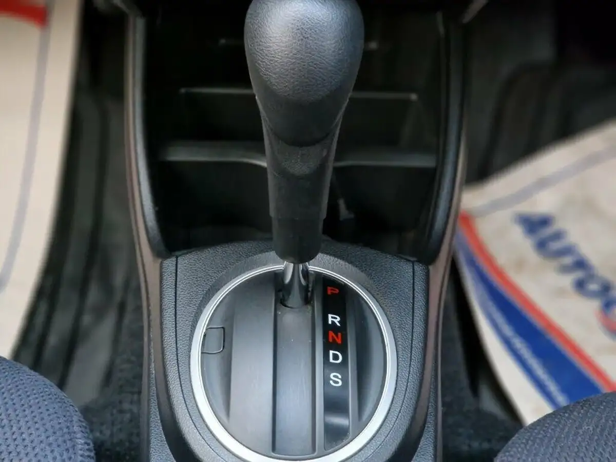 2011-honda-jazz-14-es-cvt-big-12