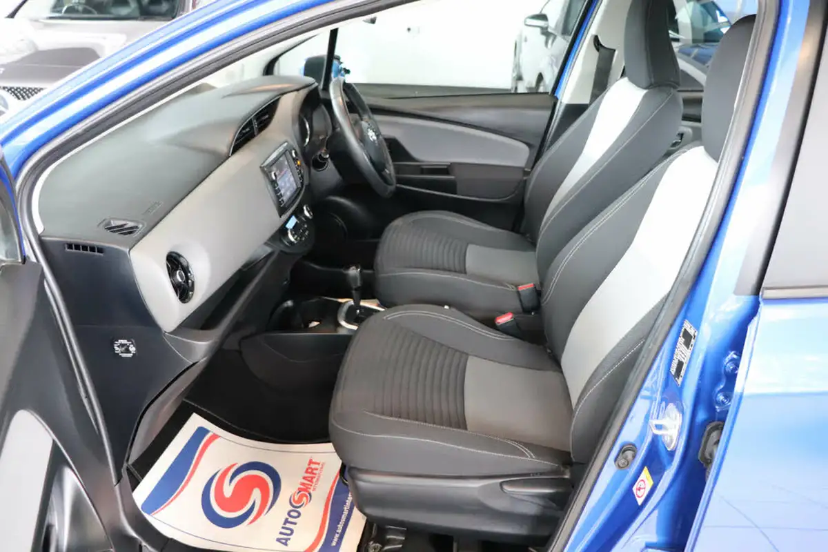 2017-toyota-yaris-15-vvt-i-icon-navi-hybrid-big-30