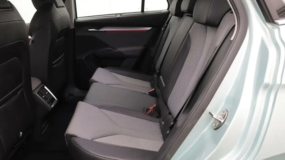 2021-skoda-enyaq-e-80-loft-82-kwh-big-16