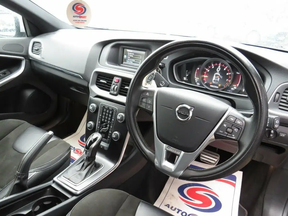 2018-volvo-v40-15-t2-r-design-big-5