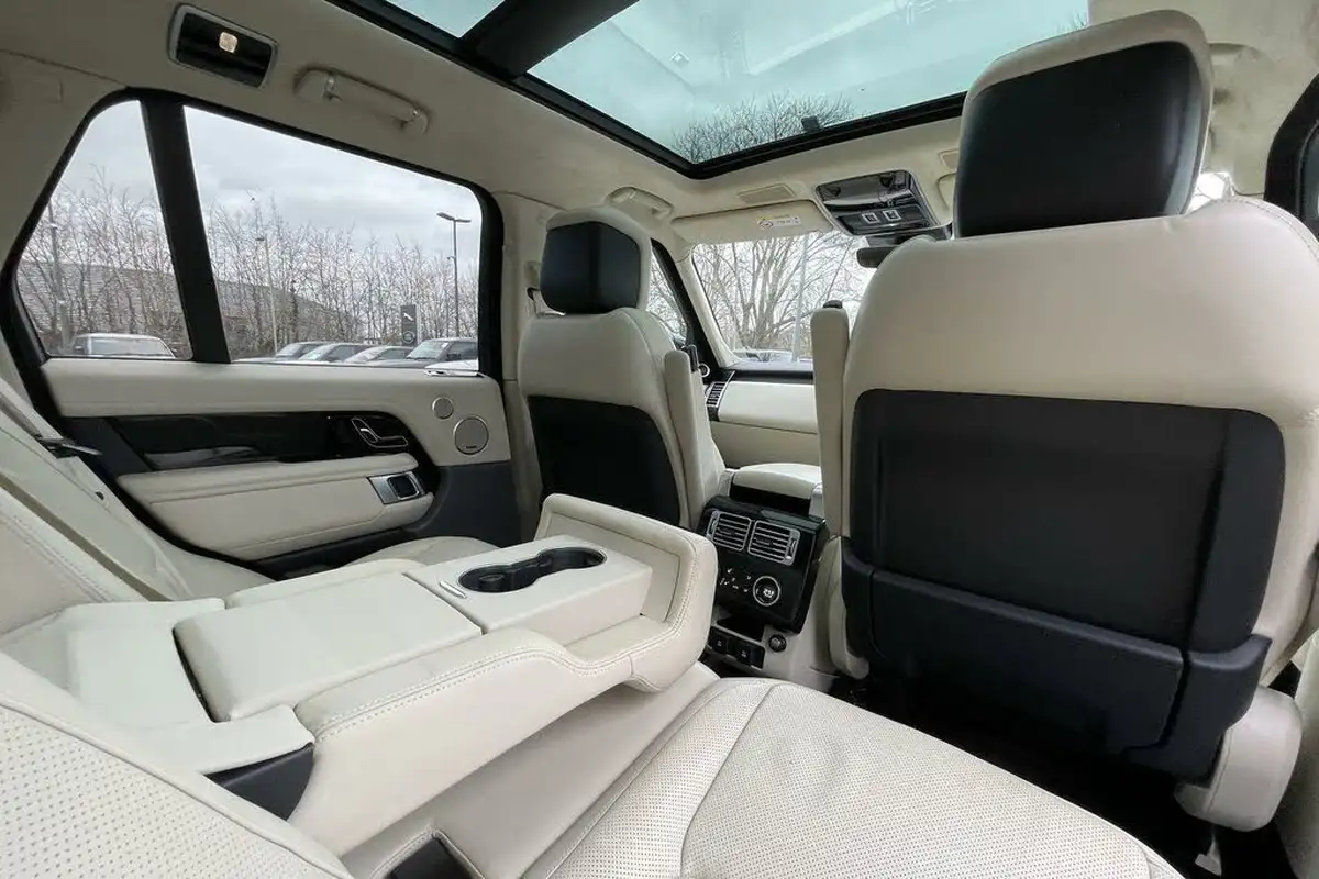 2021-land-rover-range-rover-30-d300-westminster-black-big-44