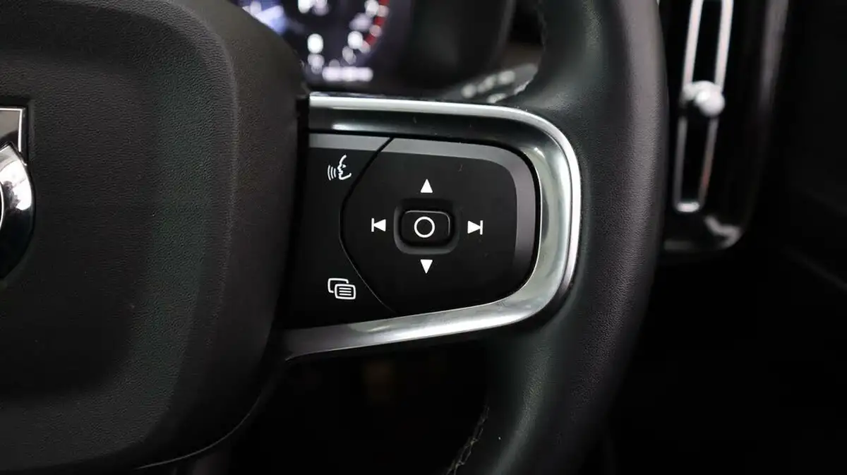 2022-volvo-xc40-20-b4-inscription-awd-big-22