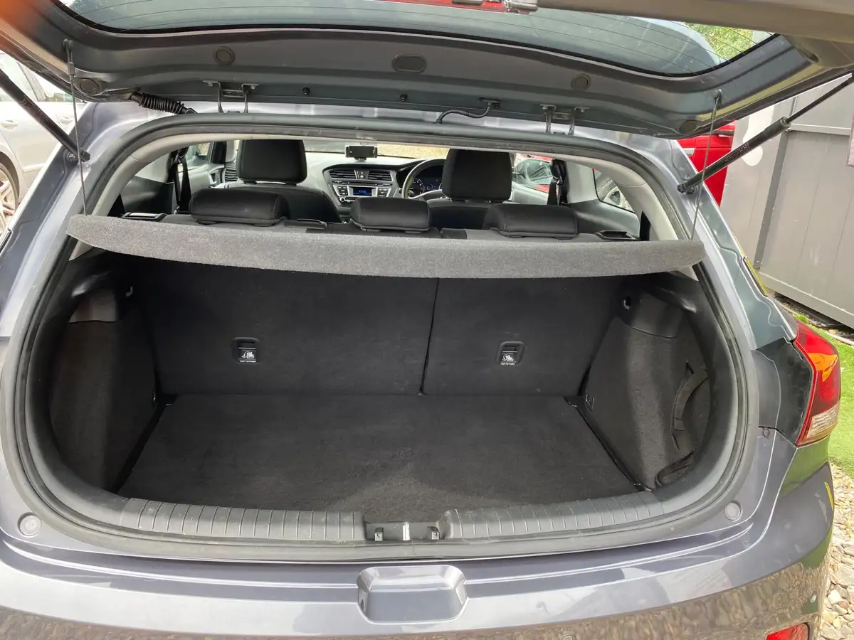 2016-hyundai-i20-12-se-coupe-3d-big-18