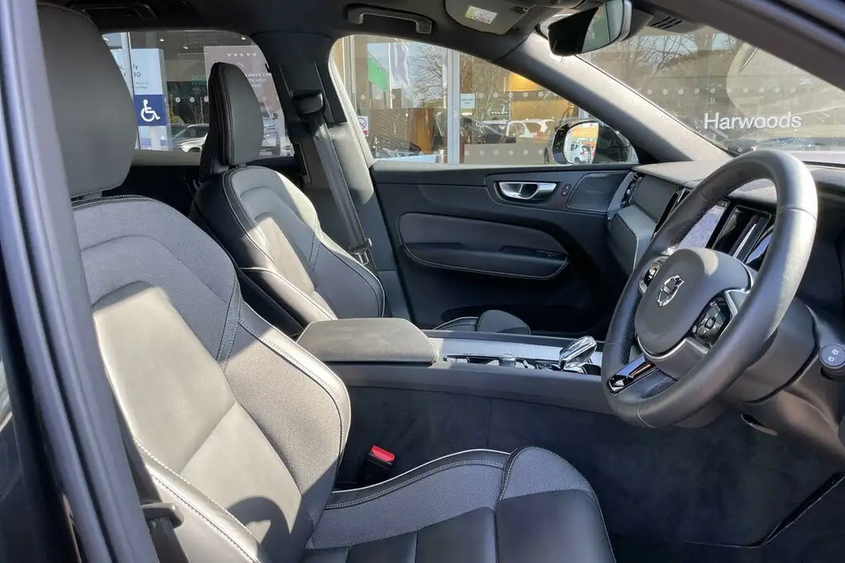 2024-volvo-xc60-20-b5-plus-black-edition-big-24
