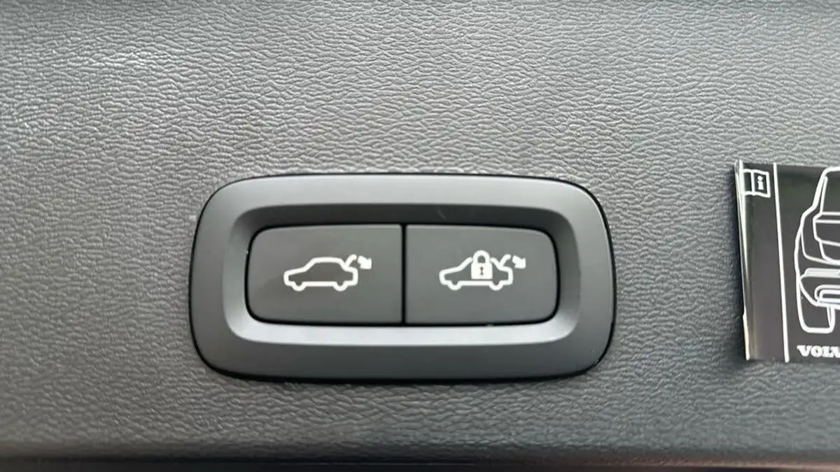 2022-volvo-xc40-e-recharge-pro-big-21