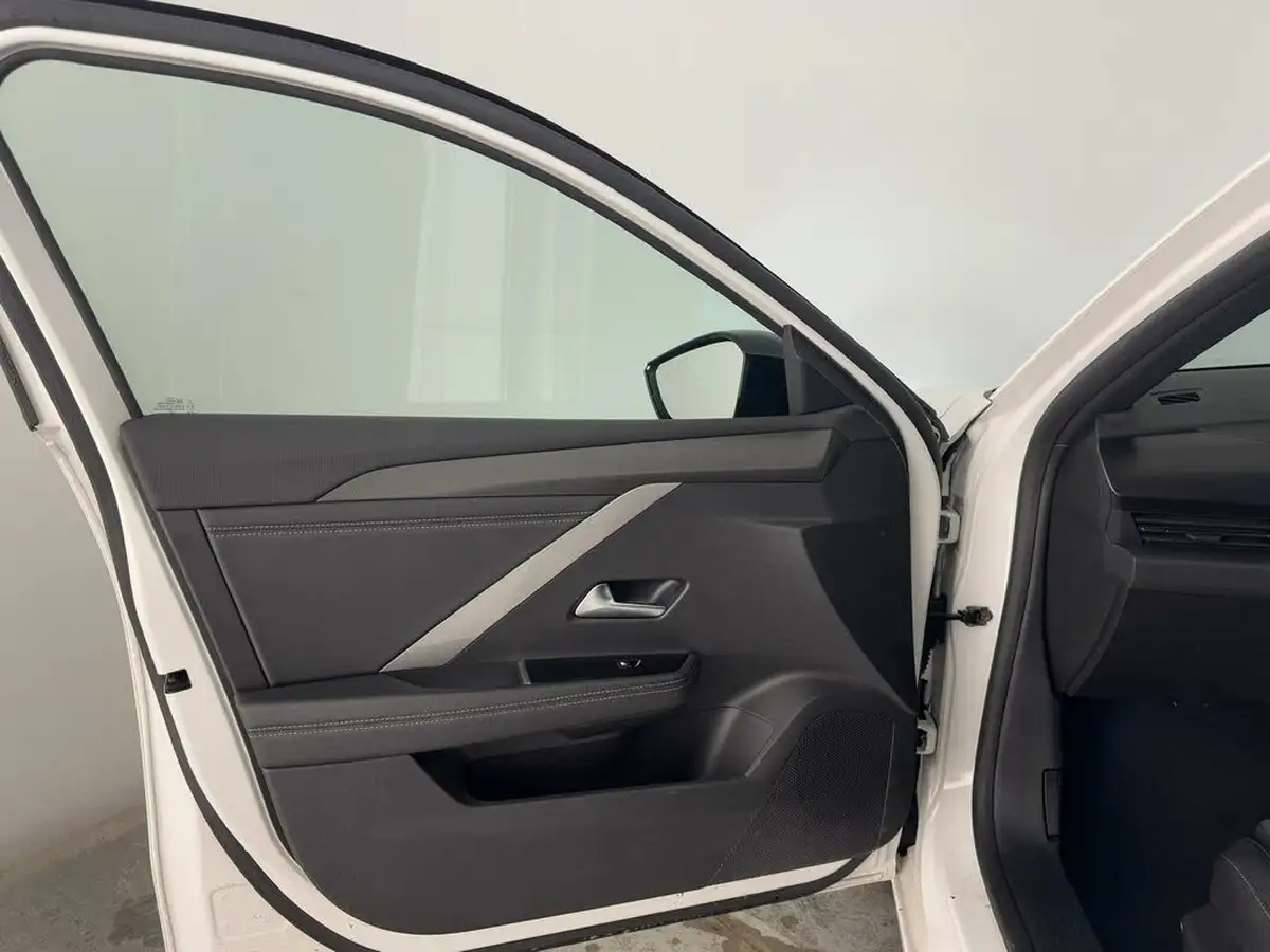2023-vauxhall-astra-12-turbo-gs-hatchback-auto-big-8