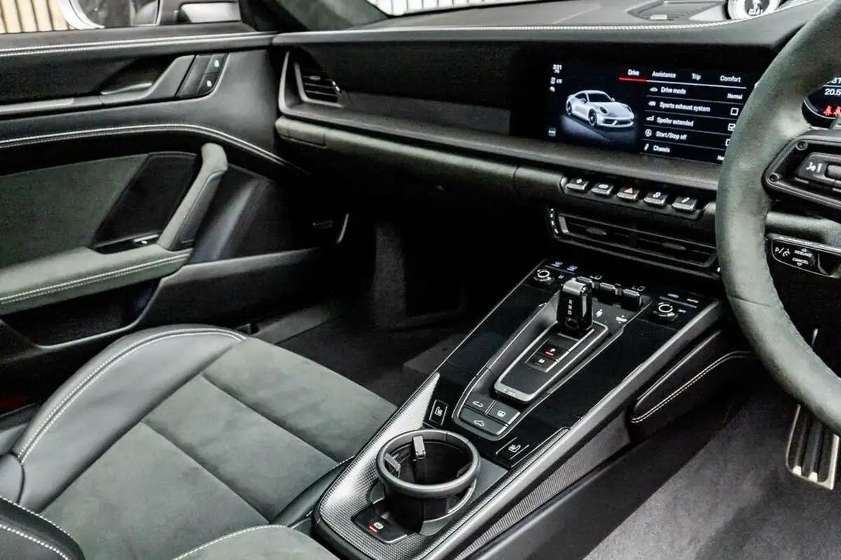 2022-porsche-911-30-carrera-4-gts-coupe-pdk-big-25