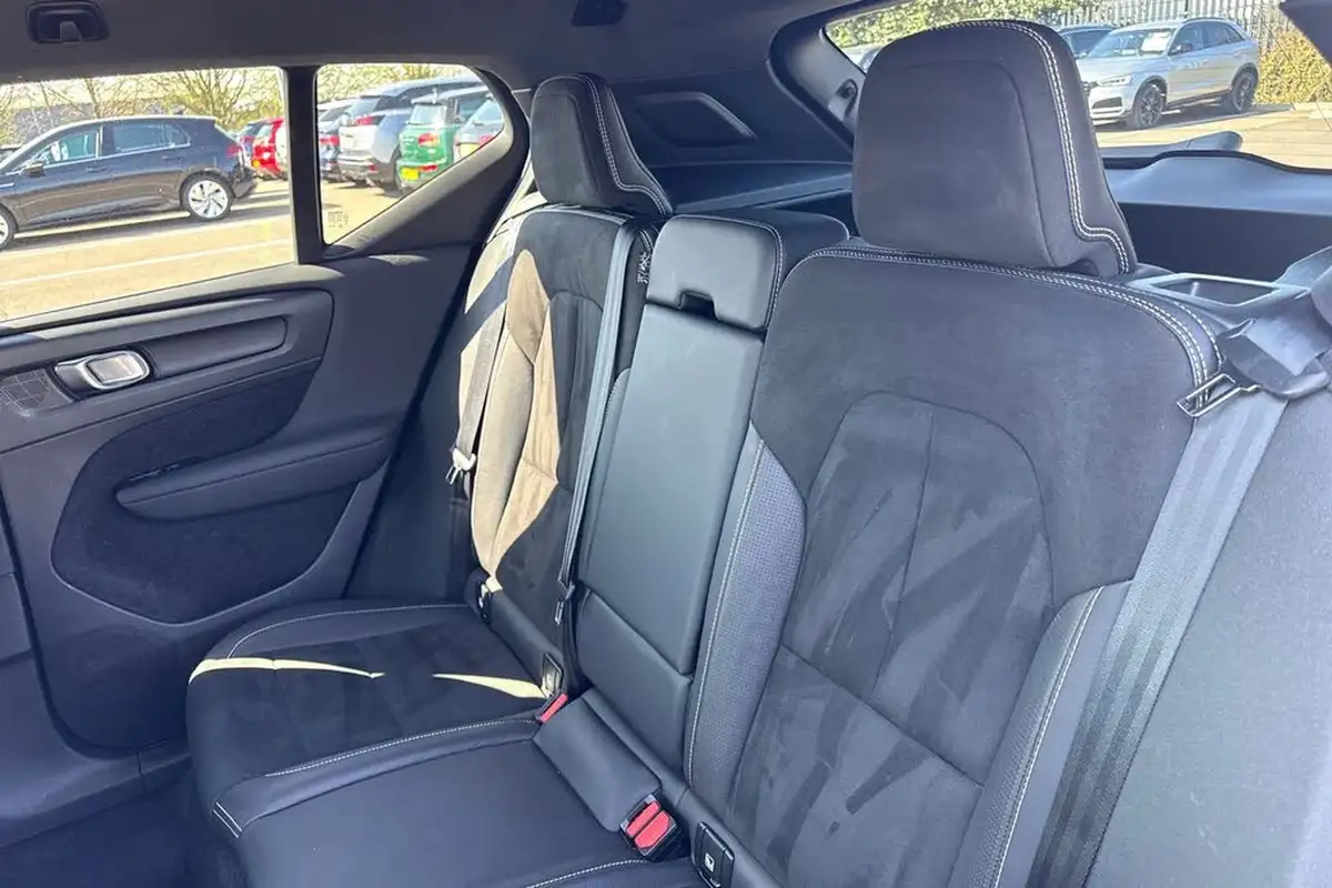 2020-volvo-xc40-15-t3-r-design-big-18