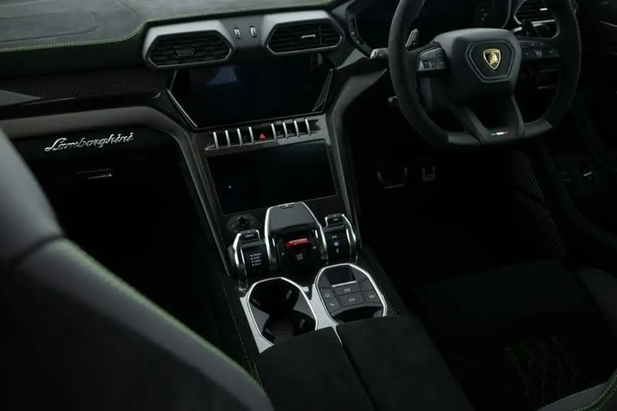 2024-lamborghini-urus-40-no-trim-big-14