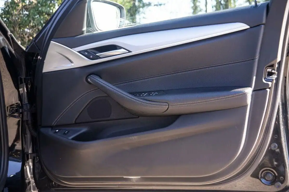 2022-bmw-5-series-20-530e-se-saloon-4d-big-25